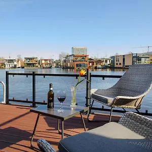 Houseboat With Canalview And Free Bikes Bed and breakfast Ámsterdam